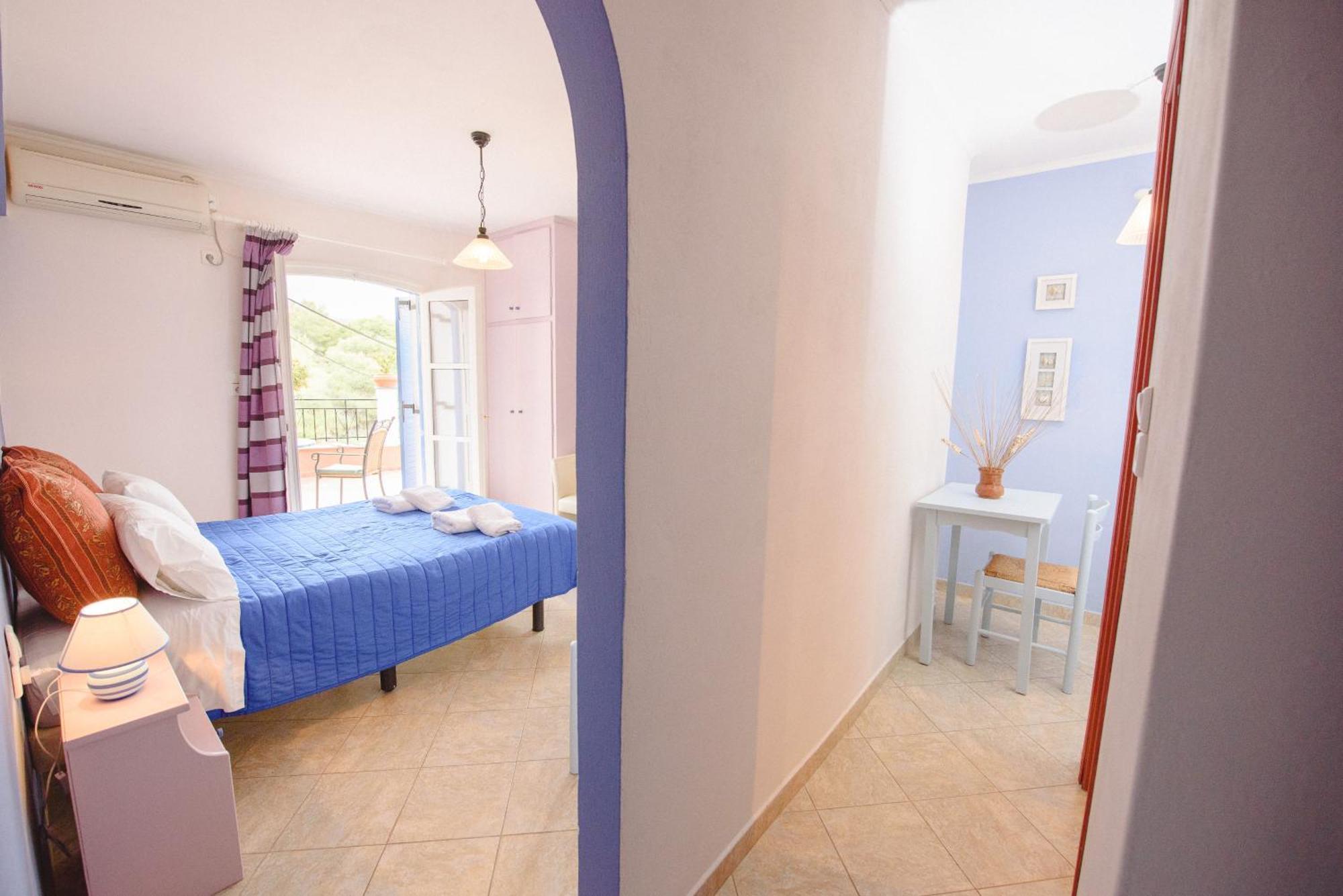 Maria Studios Poros Town Rum bild